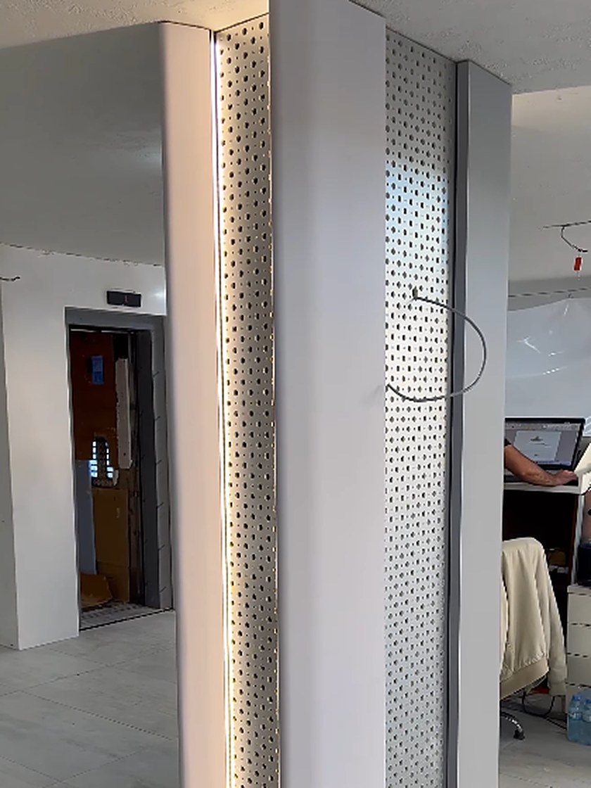 Uygulama sırasında kavisli panellerle kaplanan ışıklı kolon